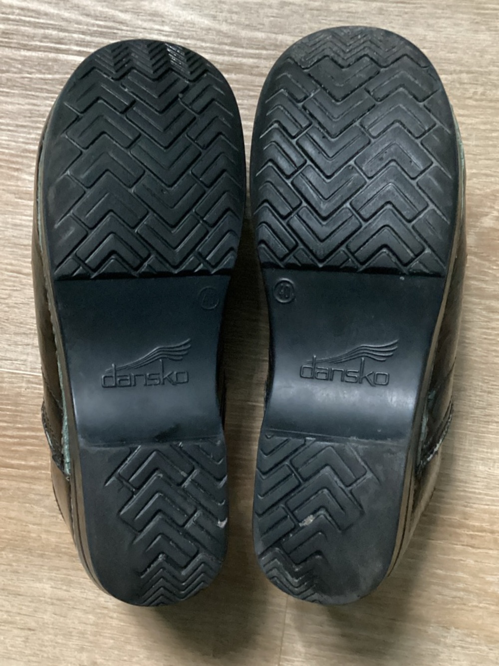 Dansko Professional Clogs in Black Patent Embossed Leather Size 9 - Picture 4 of 4